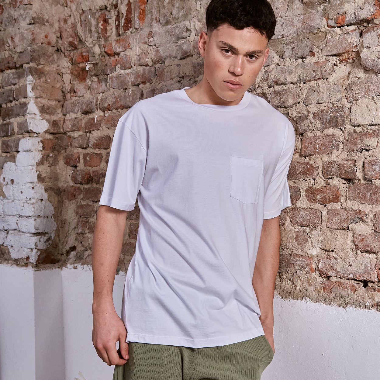 REMERA OVERSIZE CON BOLSILLO TAJO COSTADO