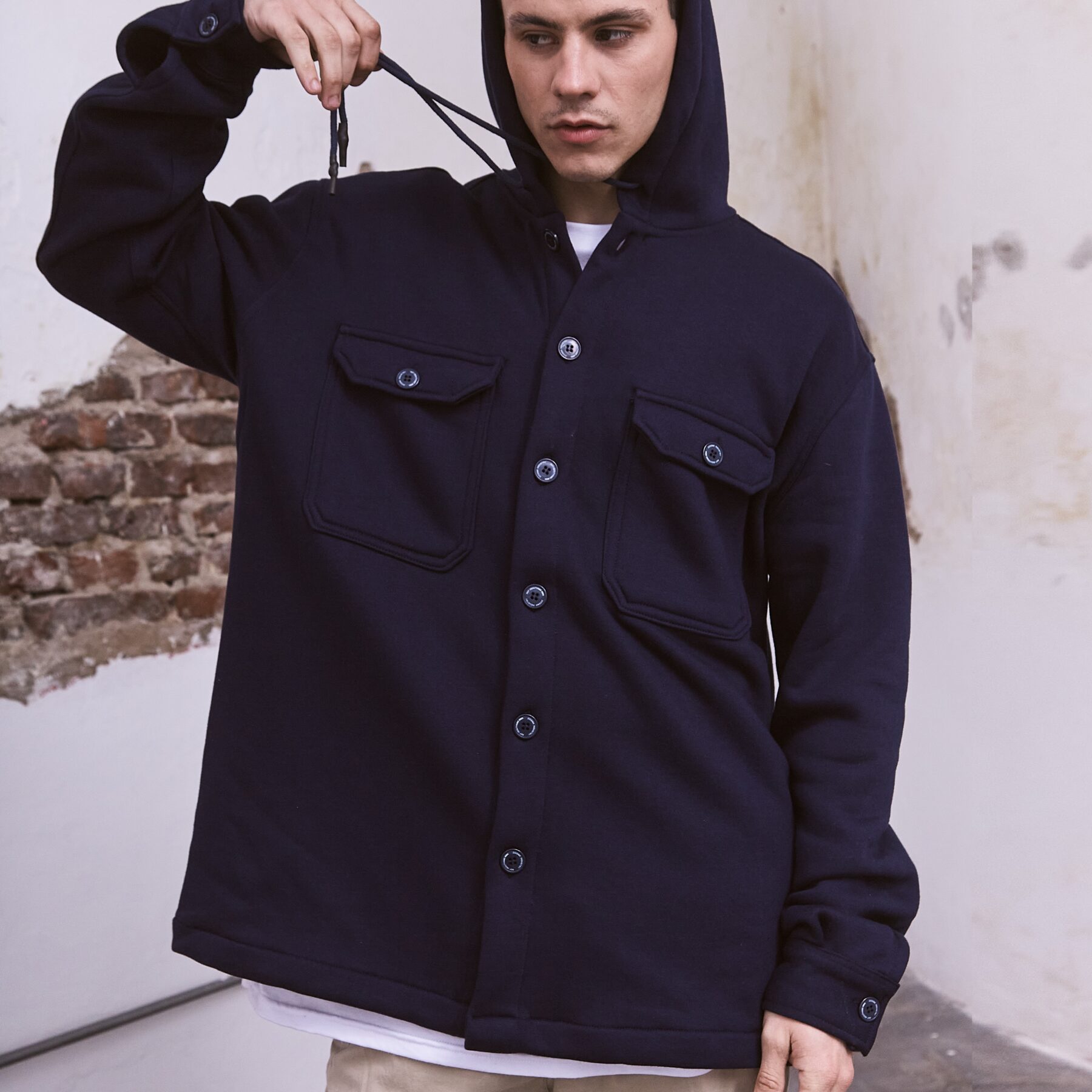 CAMISACO DE FRISA OVERSIZE CAPUCHA Y BOLSILLOS - Imagen 2