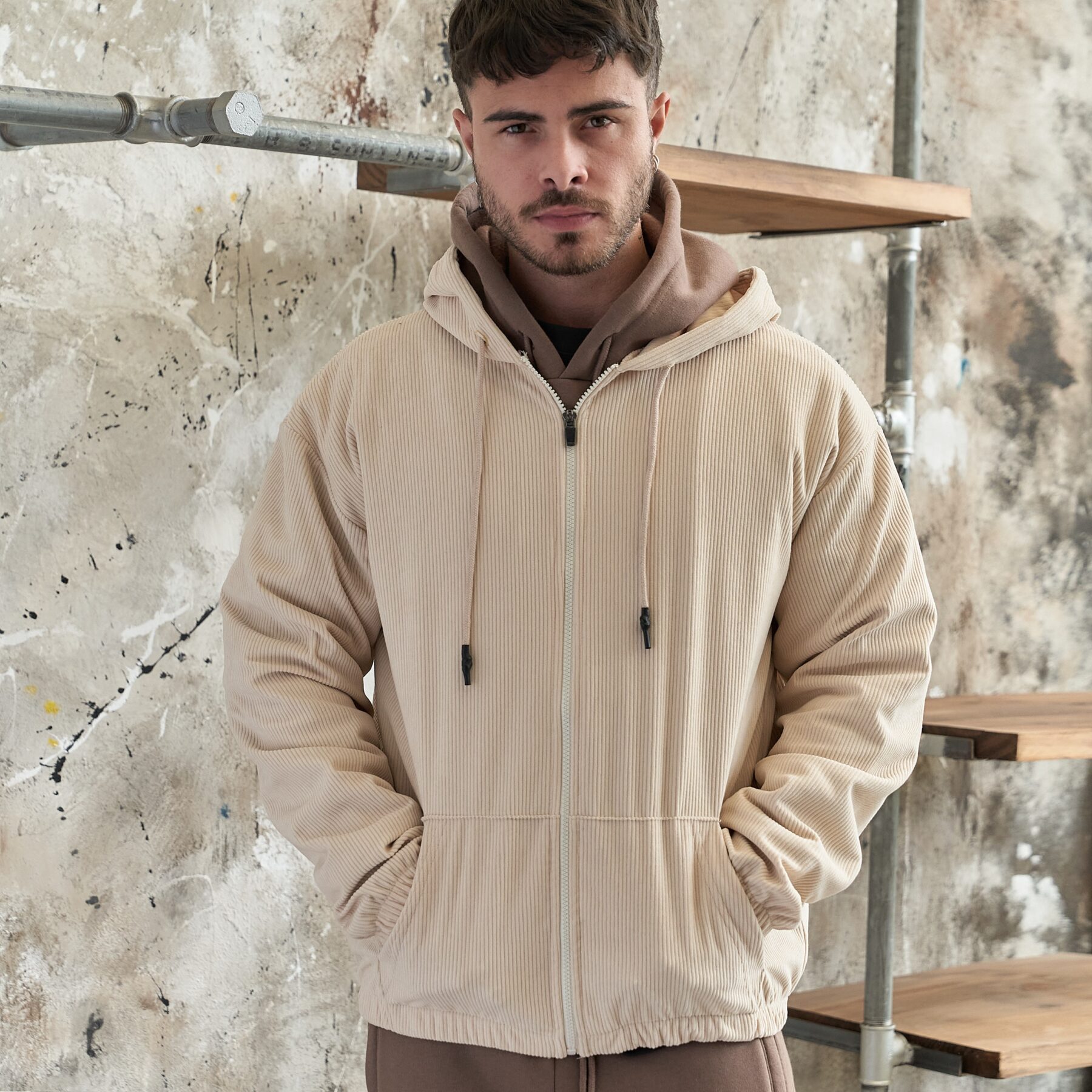 CAMPERA DE CORDEROY OVERSIZE CANGURO CON CAPUCHA - Imagen 2