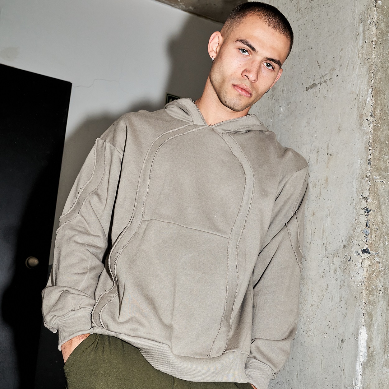 BUZO OVERSIZE RUSTICO CON RECORTES CANGURO Y CAPUCHA