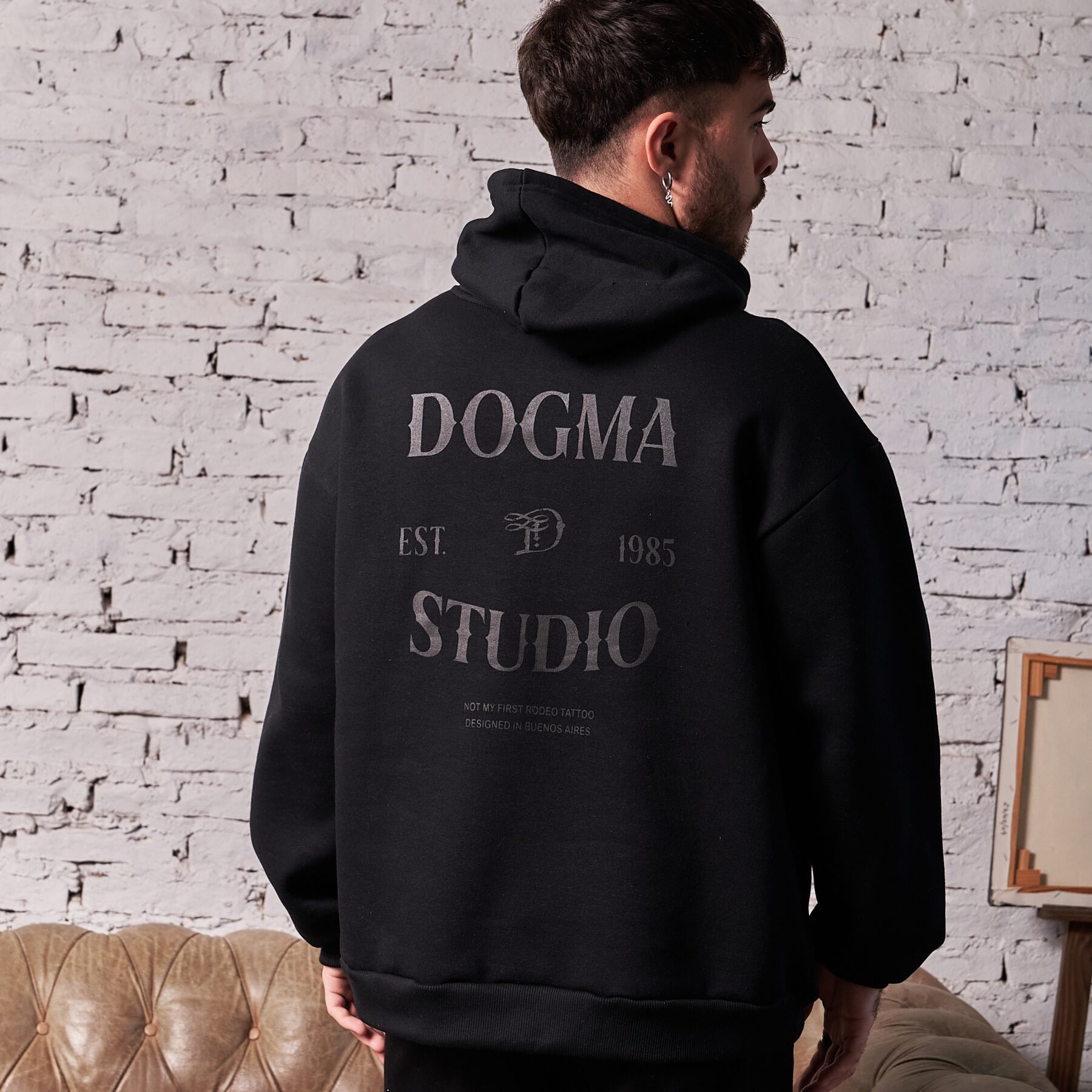 BUZO CANGURO OVERSIZE DE FRISA "DOGMA STUDIO" BACK & FRONT - Imagen 6