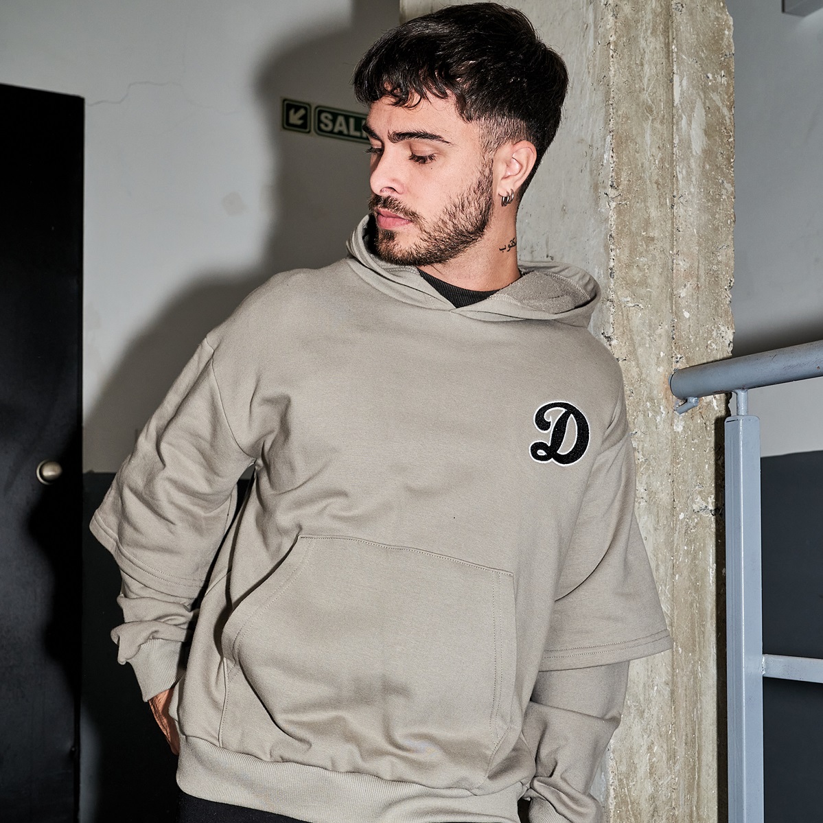 BUZO RUSTICO DOBLE MANGA OVERSIZE LOGO "D" BORDADO CANGURO CAPUCHA