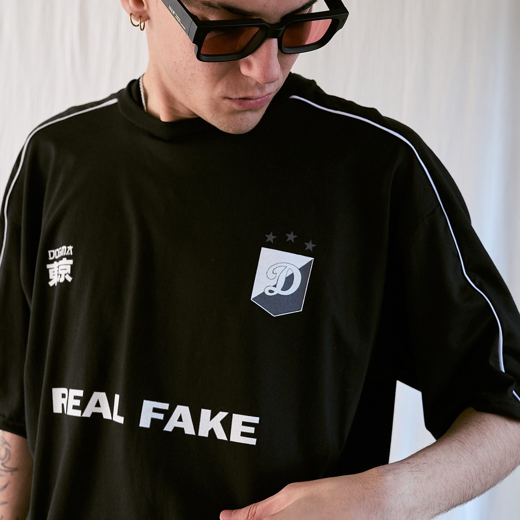 REMERA SUPEROVERSIZE "REAL FAKE" 24/1 ENVIVADA BACK & FRONT