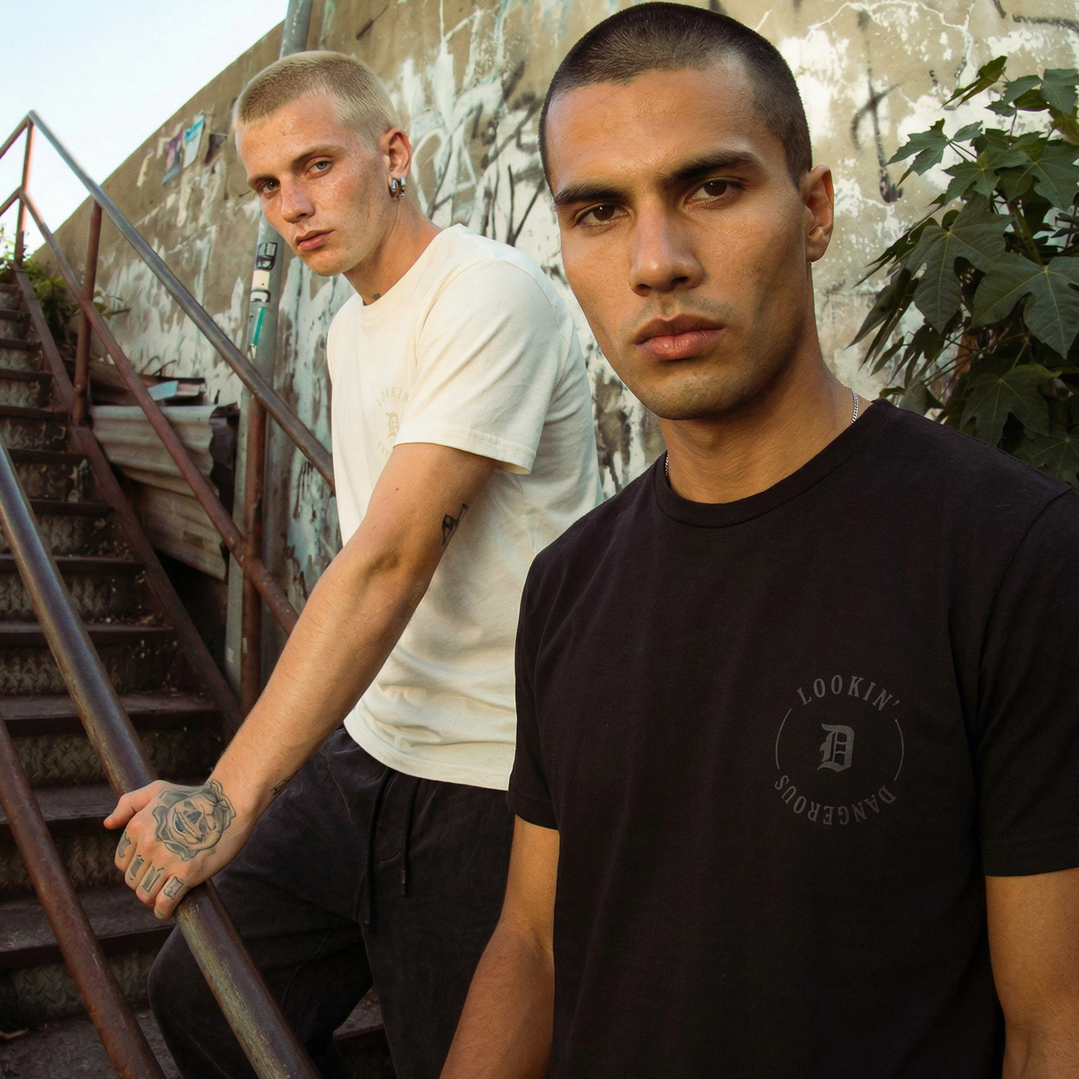 REMERA "LOOKIN DANGEROUS" FRONT